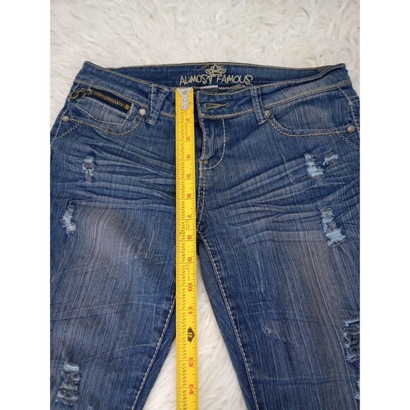 Womens Almost Famous Low Rise Distressed Capri Jeans Size 7 Medium Wash - Picture 5 of 12
